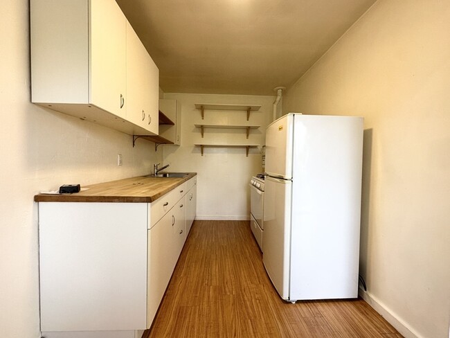 Building Photo - Cute 1 Bedroom 1 Bathroom Unit