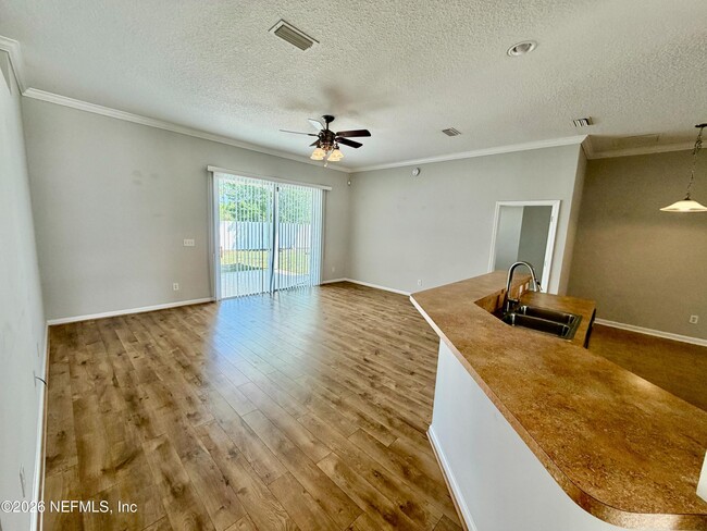 Building Photo - 929 Raindrop Ln