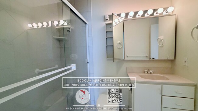 Building Photo - 1BD/1BA in Emeryville, Features stunning marina views! Amenities, water, garbage, and 1 parking s...