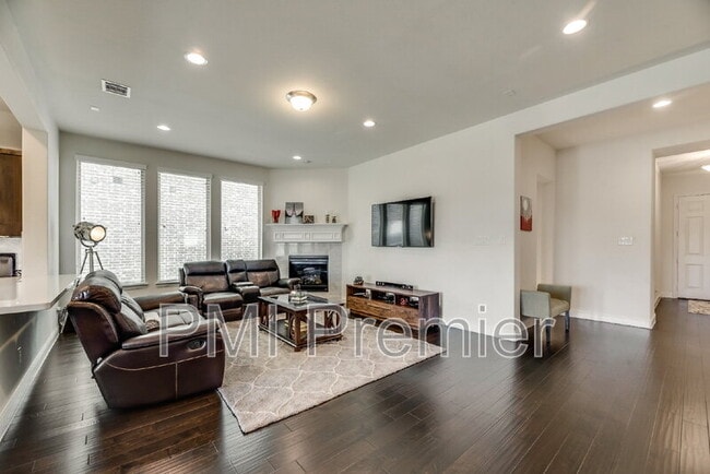 Building Photo - 15404 Pioneer Bluff Trail