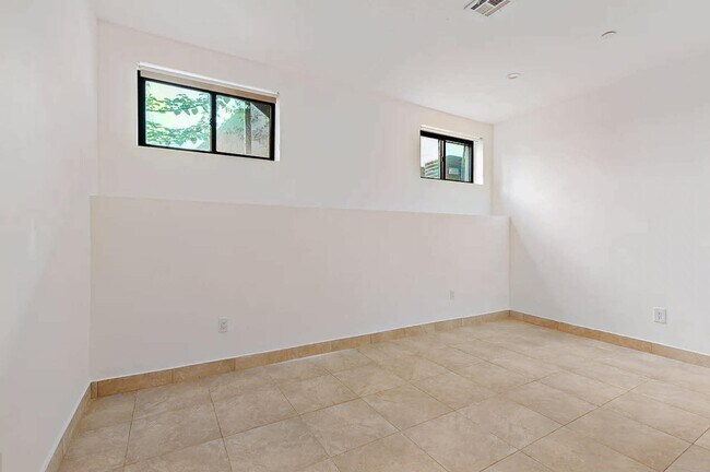 Building Photo - 1305 Greene Ave