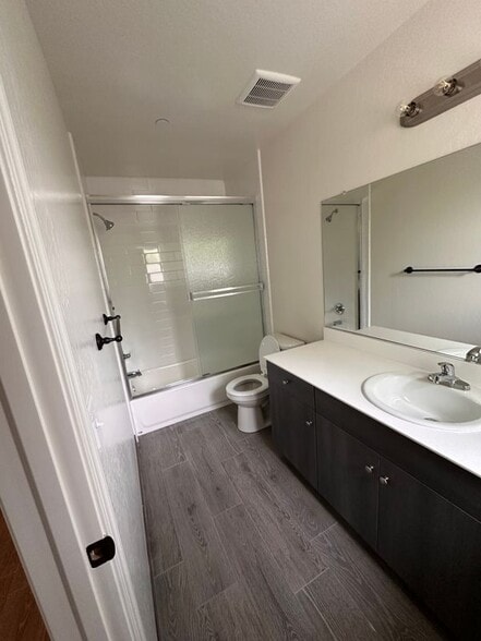 Building Photo - 650 S R St