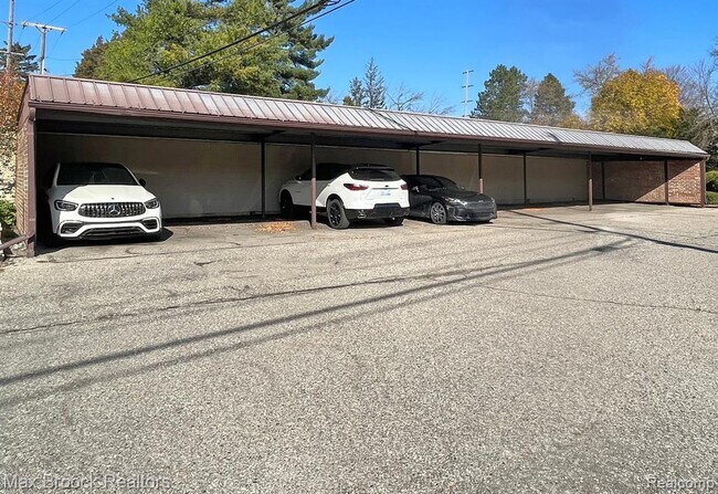 Building Photo - 801 W Long Lake Rd