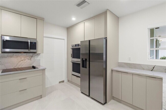 Building Photo - 1261 NE 98th St