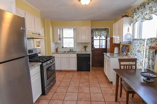 Building Photo - 18 Gaston St