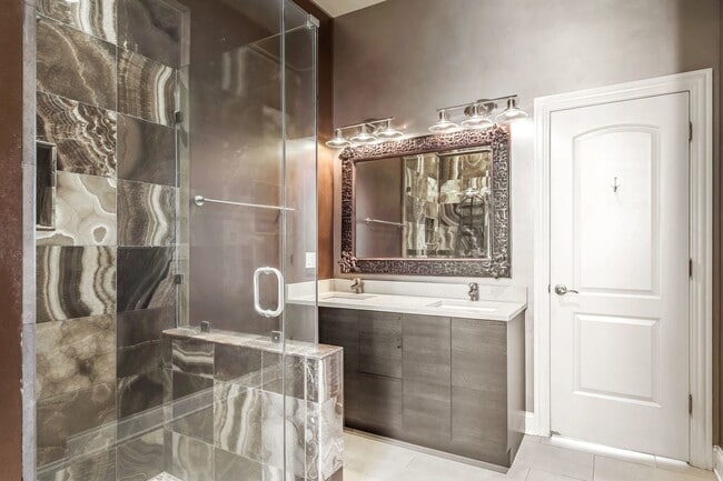 Building Photo - 2140 W Monroe St