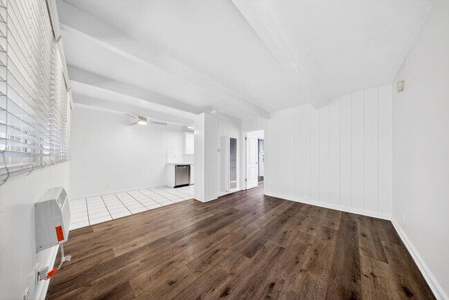 Interior Photo - 9025 National Blvd