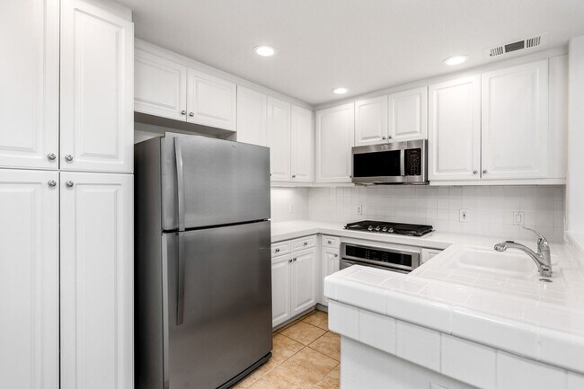 Building Photo - Newport Beach Townhome  for Lease