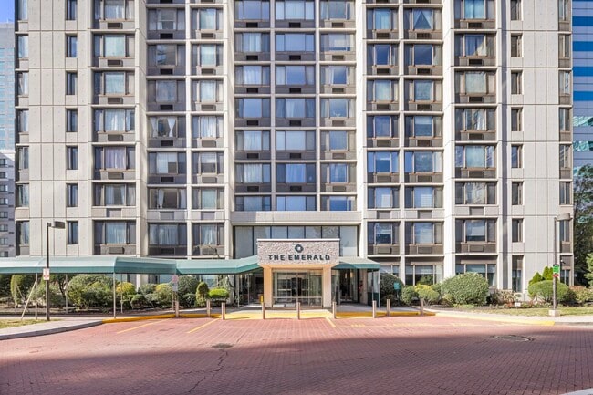 Building Photo - 45 River Dr S