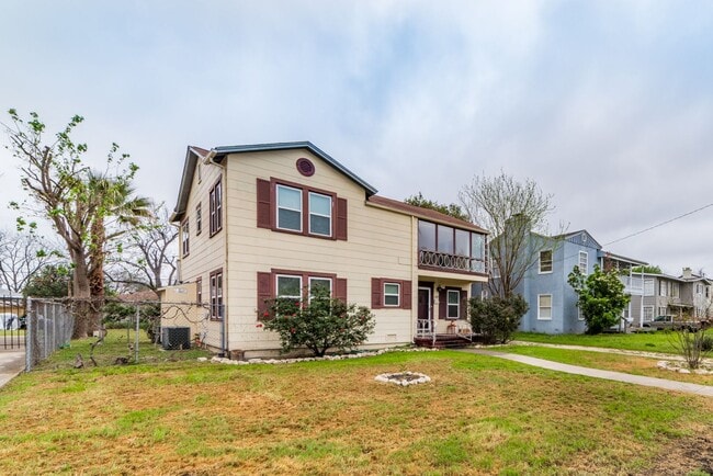 Building Photo - 2218 W Mistletoe Ave