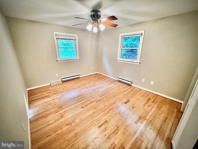 Building Photo - 6405 White Oak Ct