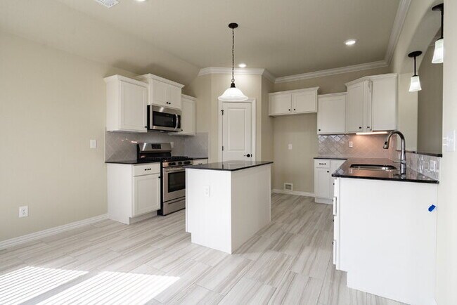 Building Photo - 921 Sassafras Ln
