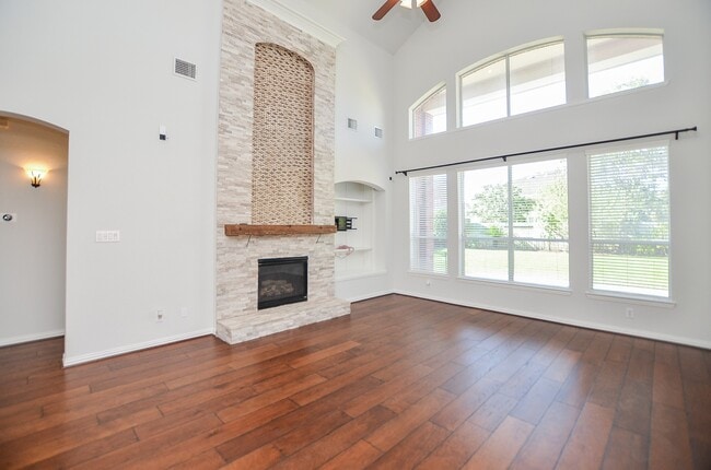 Building Photo - 4315 Village Forest Dr