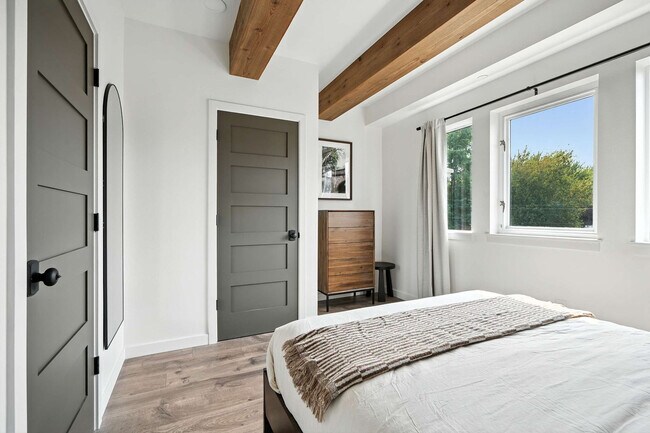 Building Photo - 925 NE 23rd Ave