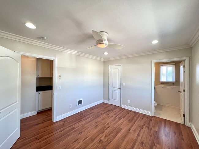 Building Photo - Bright Upstairs 2BR/1.5BA with Parking & G...