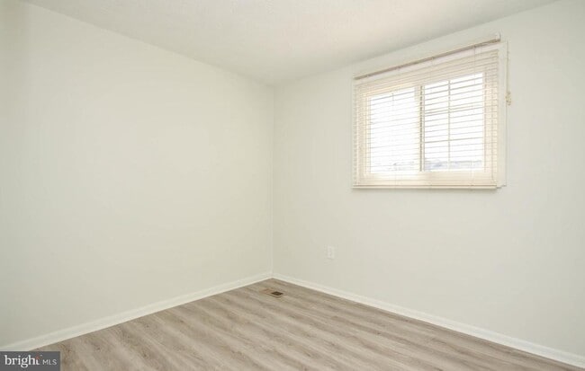 Building Photo - 14550 Farmcrest Pl