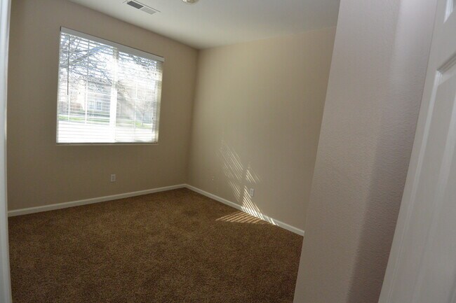 Building Photo - 4 Bedroom 2.5 Bathroom in SW Visalia!!