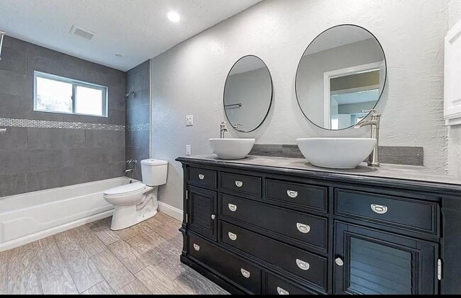 Building Photo - 2135 Collingsfield Dr
