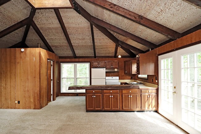 Building Photo - Private & Peaceful Living on 3 Wooded Acres