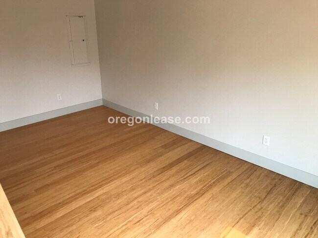 Building Photo - 3 Bedroom 2 bath home Whiteaker home near parks