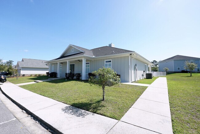 Building Photo - Central Freeport Location with Community Pool