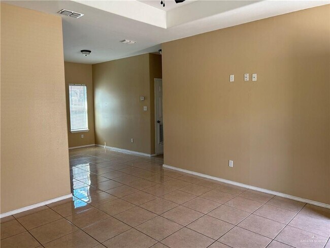 Building Photo - 2708 Primrose Ave