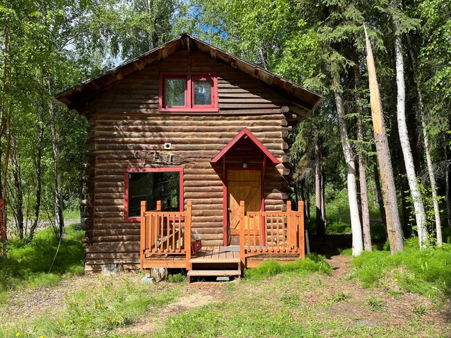 Building Photo - Cute 2 story, pet friendly cabin