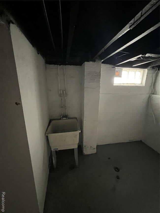 Building Photo - 16157 Linwood St