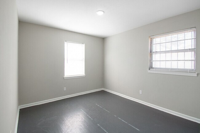 Building Photo - Renovated Rental in Westwood