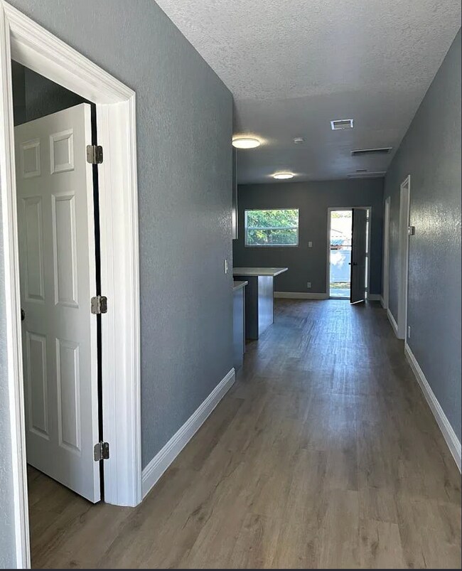 Building Photo - 2139 W St John St