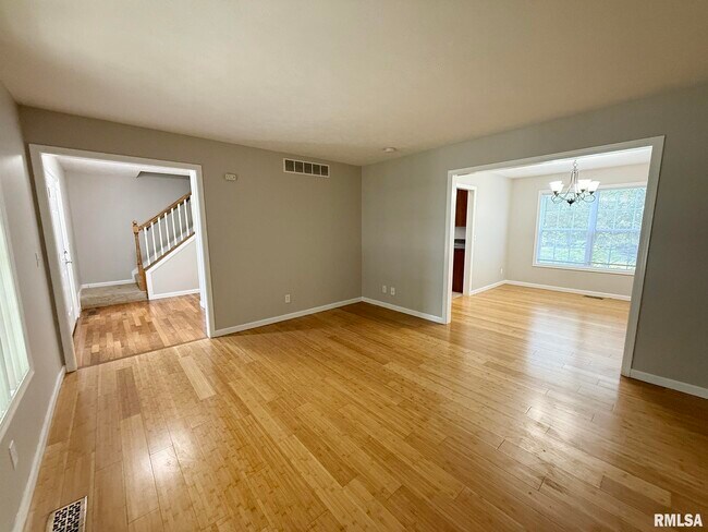 Building Photo - 2119 W Miners Dr