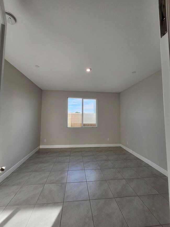 Building Photo - Beautiful Plumas Lake home on a large lot with SOLAR