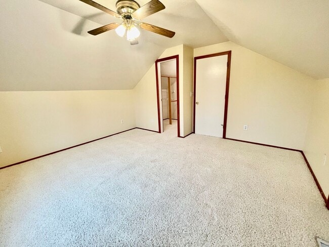 Building Photo - Rare Find, Large 3bd/2bathroom (w/ Bonus Rooms) House Near Rose City Golf Course