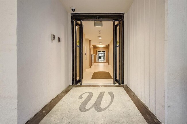 Building Photo - 5001 Woodway Dr