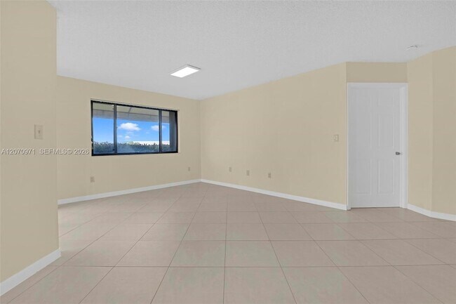 Building Photo - 15545 Miami Lakeway N