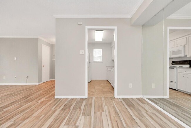 Building Photo - 2744 Briarhurst Dr