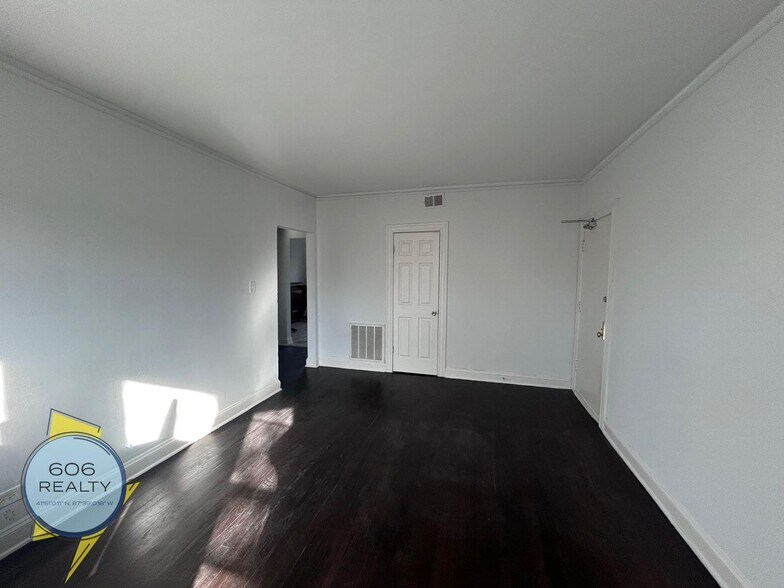 Building Photo - 7348 N Damen Ave