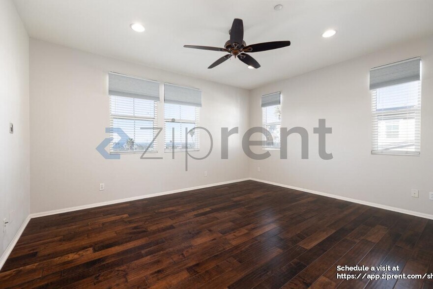 Building Photo - 3048 Beachwood Blf Wy