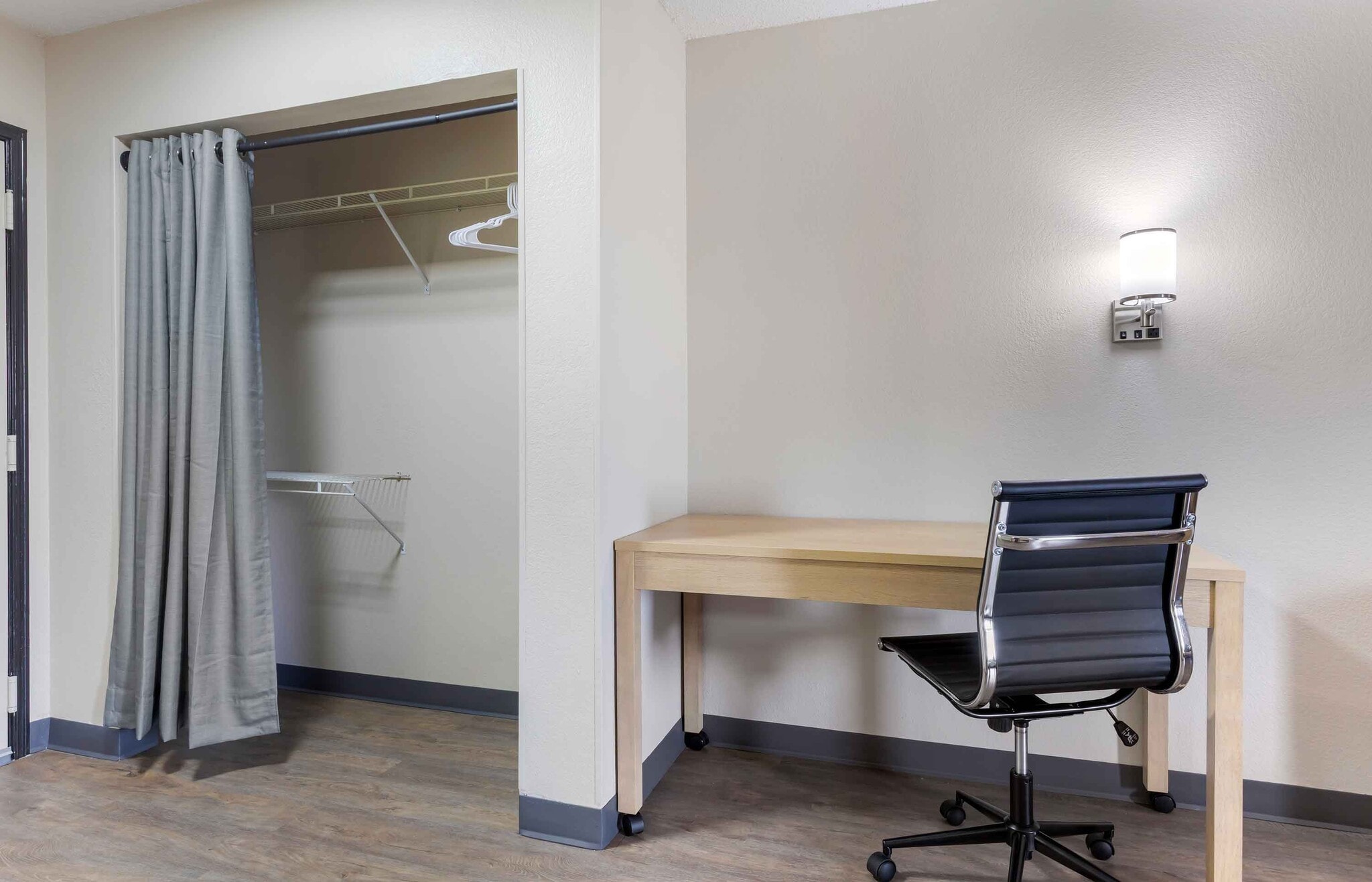 Building Photo - Furnished Studio-Arlington - Six Flags