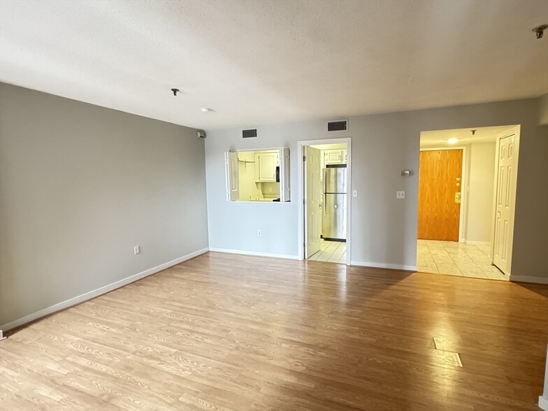 Building Photo - 152 Kelton St