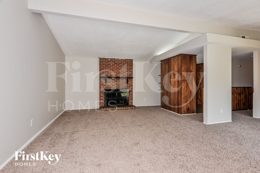 Building Photo - 2440 Cherry Ln