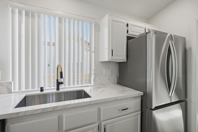 Building Photo - STUNNING DESERT SHORES MINUTES FROM THE LAKES!!!