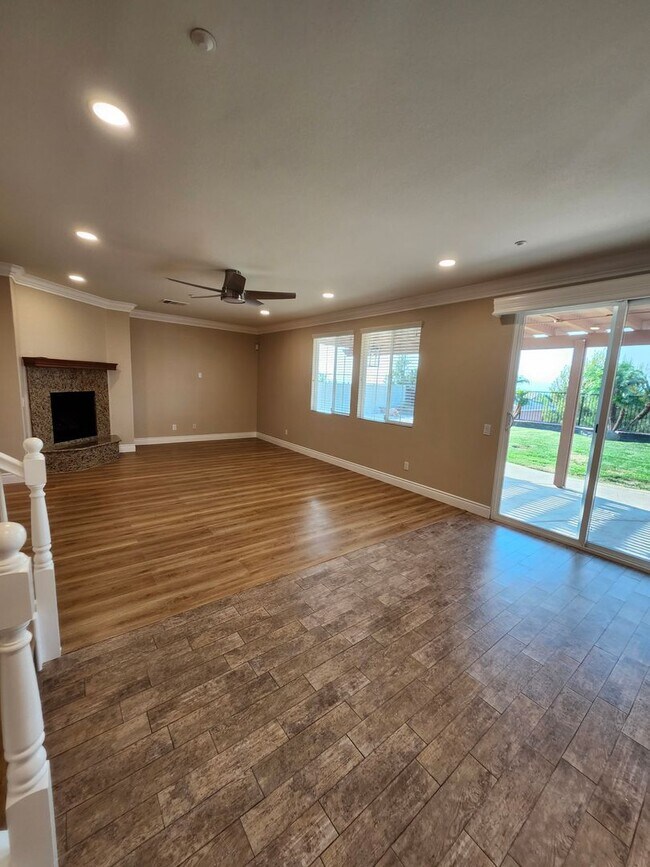 Building Photo - Luxurious 4-Bedroom View Home in Desirable...