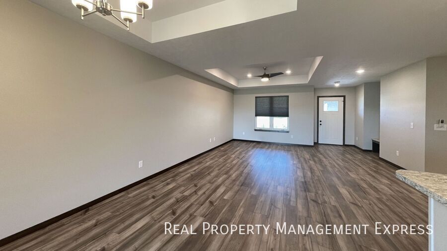 Building Photo - 3 Bed 2 Bath Townhome w/ Double Garage in Southeast SF