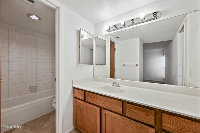 Building Photo - 4211 E Palm Ln