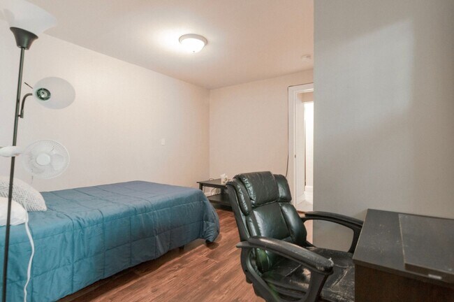 Building Photo - Room for Rent in 5 Bedroom House