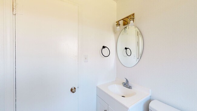 Building Photo - HUGE PRICE IMPROVEMENT $995!!!!