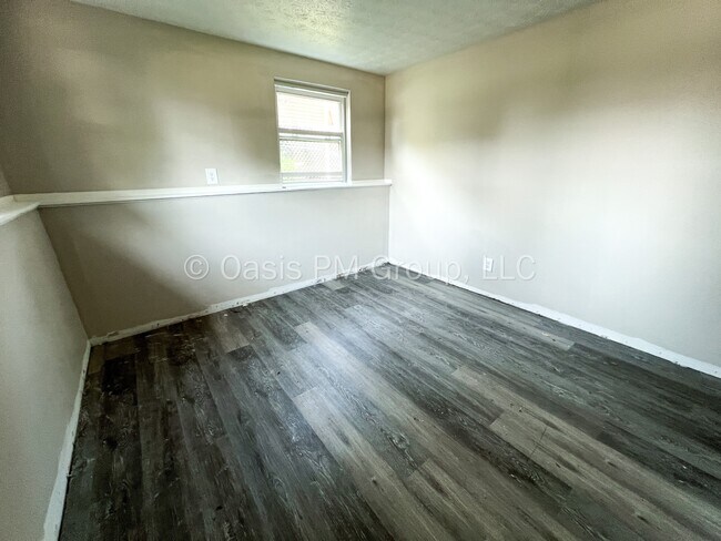 Building Photo - 912 Tellega Ave