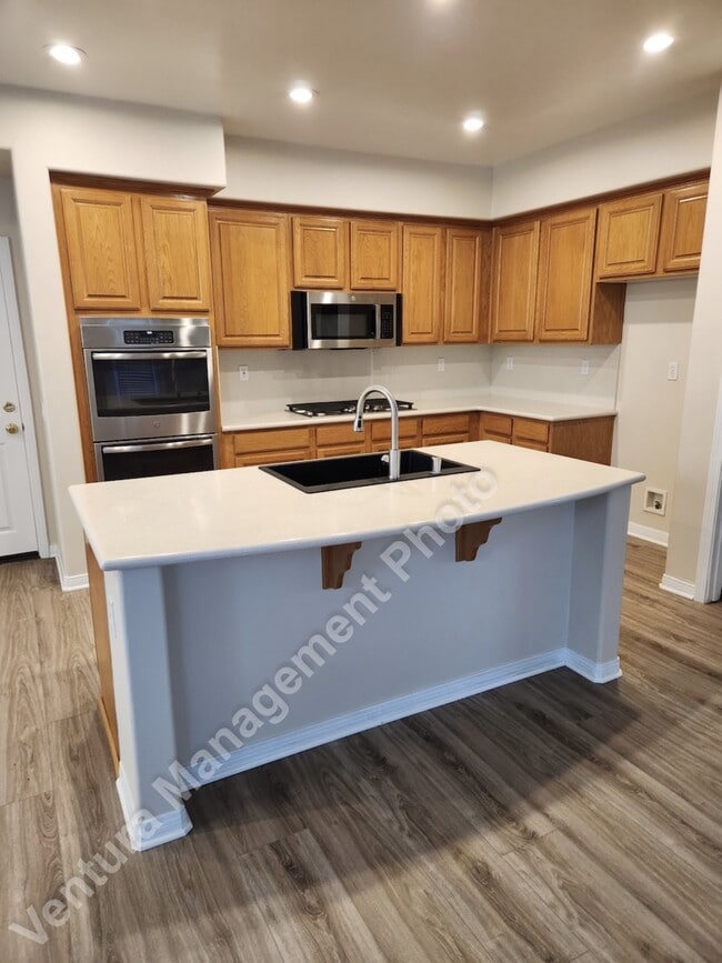 Building Photo - 5885 Indian Pointe Dr