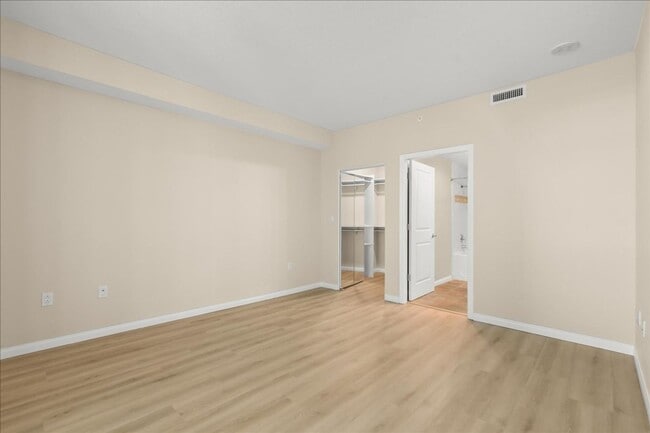 Building Photo - Move-In ready 1 Bed + Den in Discovery on Cortez Hill in Downtown